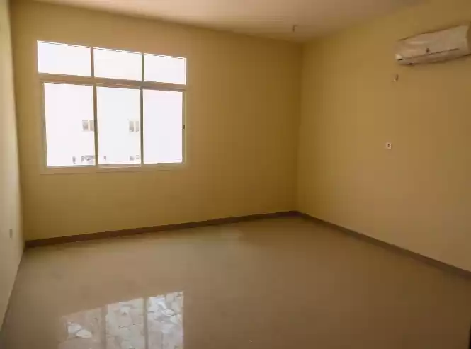 Wohn Klaar eigendom 7+ Schlafzimmer U/F Wohnung  zu verkaufen in Doha #7815 - 1  image 